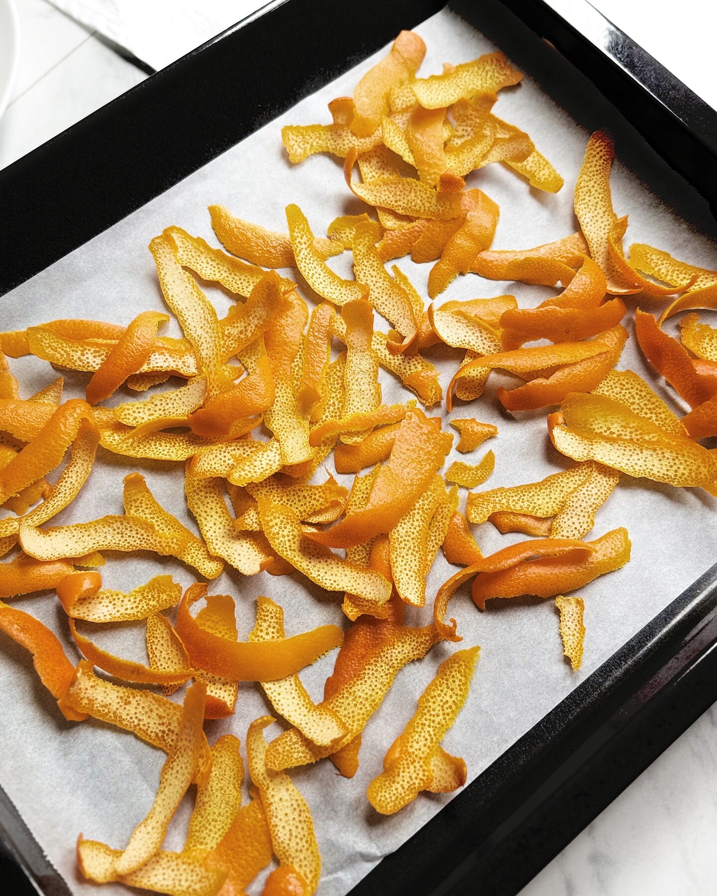 2 con dâu nhà tỷ phú Johnathan Hạnh Nguyễn vừa xinh, vừa được chồng chiều nhưng đảm đang cỡ này! 20 Mới đây, Linh Rin chia sẻ: Lô mật ong mới nhất của tôi được pha với vỏ cam đỏ và những lát gừng - một hương vị mới ngọt ngào, cam quýt và cay nhẹ nhưng lại sảng khoái.