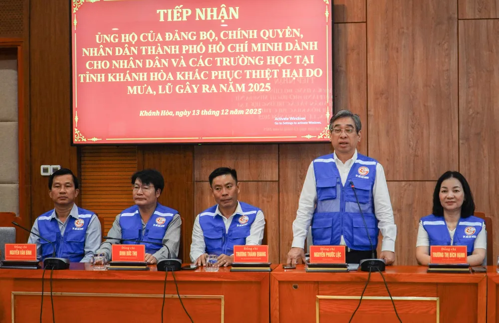 Ông Nguyễn Phước Lộc, Phó Bí thư Thành ủy, Chủ tịch Ủy ban MTTQ Việt Nam TP.HCM phát biểu tại buổi trao hỗ trợ. Ảnh: XUÂN HOÁT 7.jpg