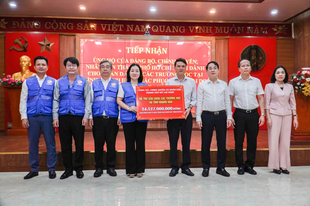 Khánh Hòa tiếp nhận bảng tượng trưng hỗ trợ sửa chữa 31 trường học bị thiệt hại do mưa lũ. Ảnh: XUÂN HOÁT 8.jpg