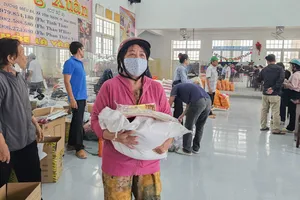 Bà con vùng lũ Nha Trang xúc động nhận quà hỗ trợ từ bạn đọc Báo Pháp Luật TP.HCM