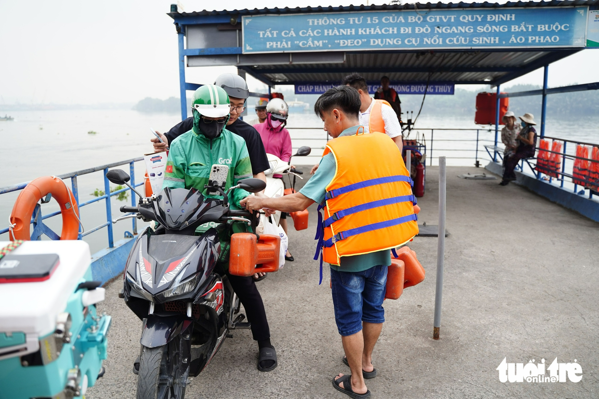Phà Bình Quới chạy lại, người dân 'thở phào' vì né được điểm kẹt xe 6 phà bình quới - Ảnh 6.
