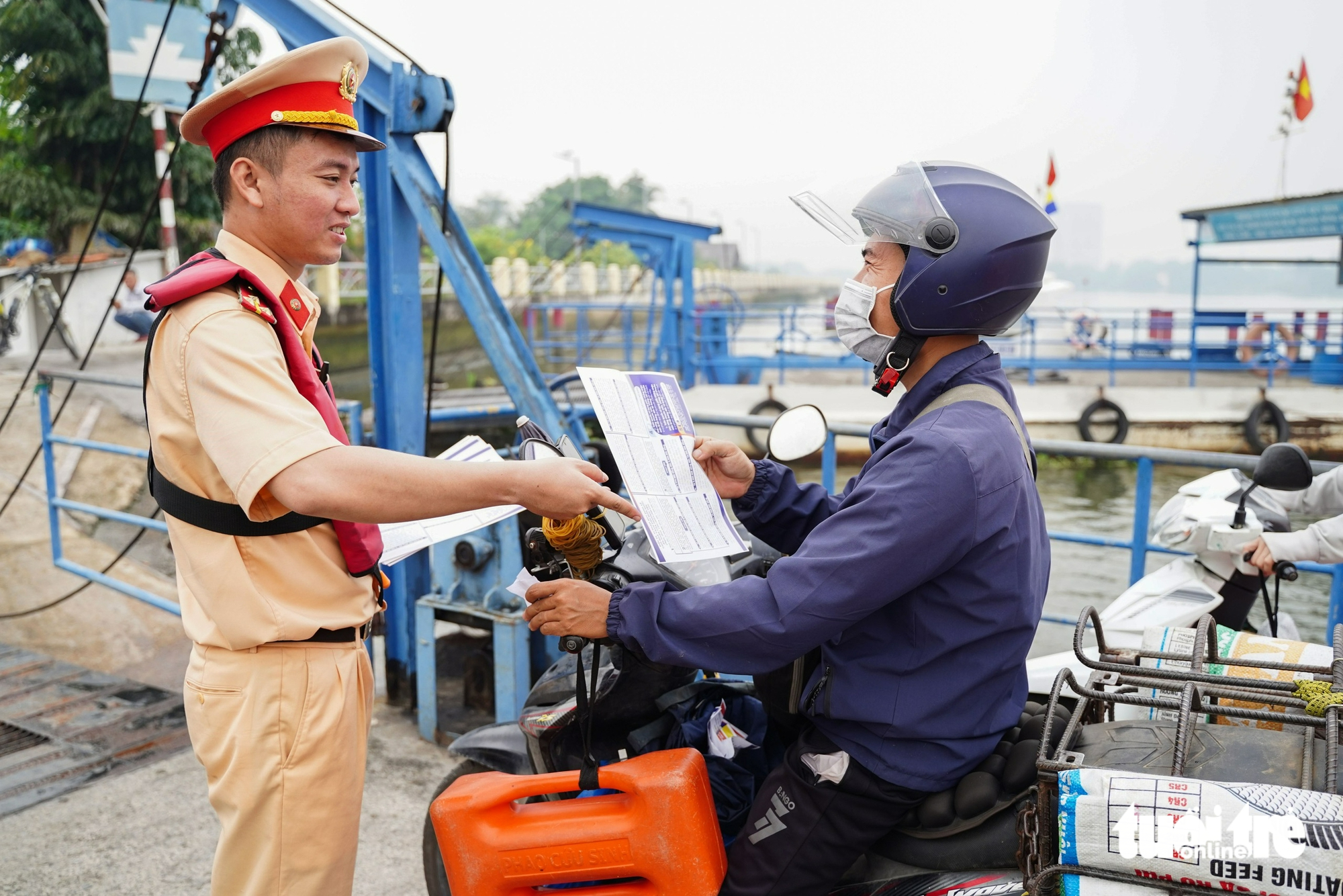 Phà Bình Quới chạy lại, người dân 'thở phào' vì né được điểm kẹt xe 7 Phà Bình Quới chạy lại, người dân 'thở phào' vì né được điểm kẹt xe - Ảnh 7.