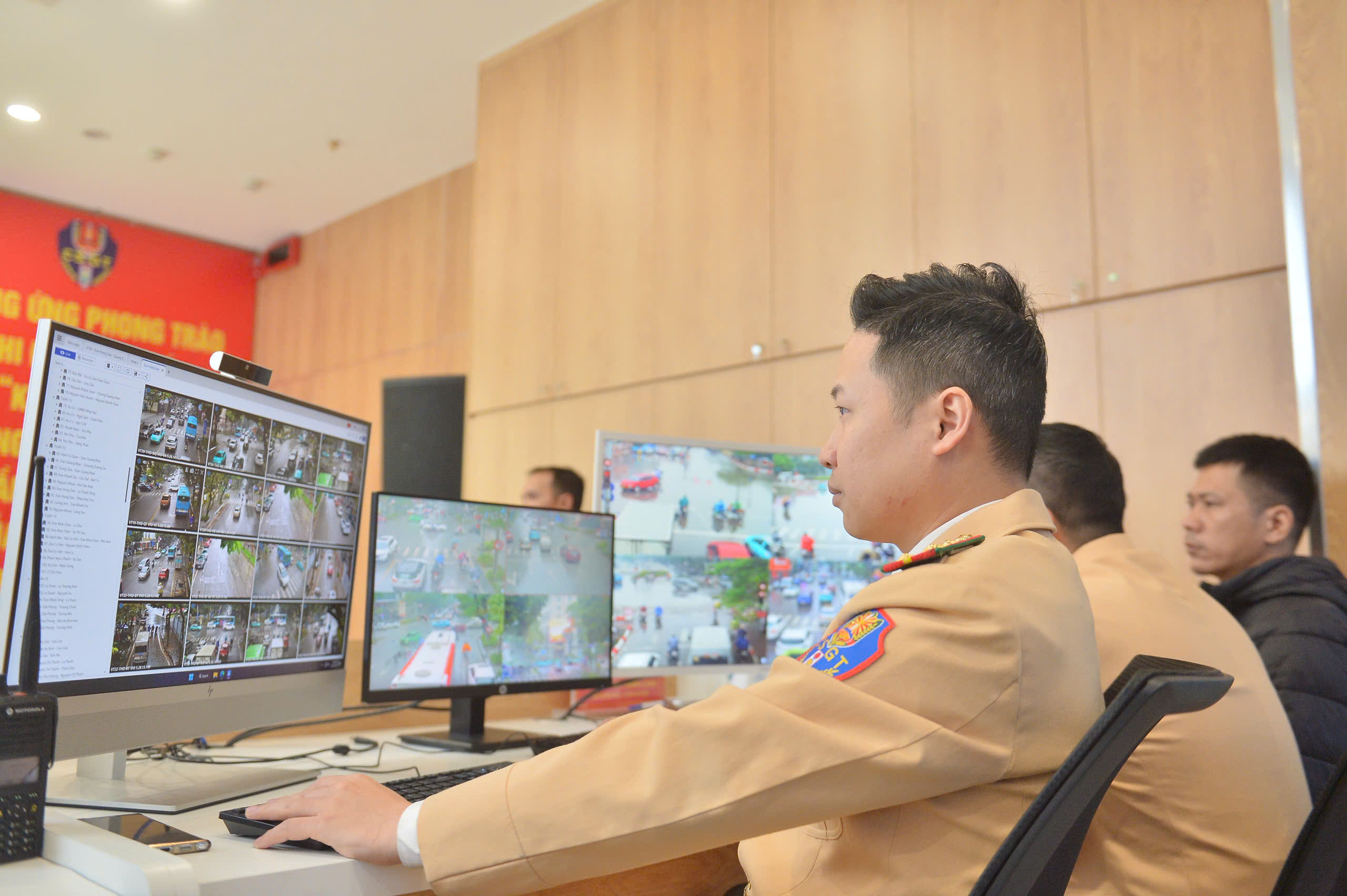 Công an Hà Nội lắp đặt camera AI giúp nâng cao an ninh và trật tự giao thông - Ảnh 3. Công an Hà Nội lắp đặt camera AI giúp nâng cao an ninh và trật tự giao thông - Ảnh 3.