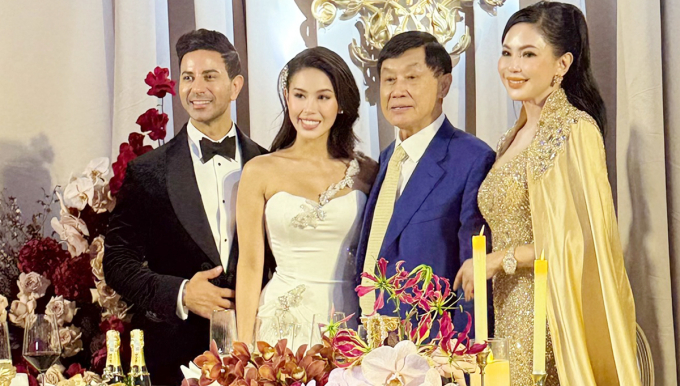 Tiên Nguyễn diện váy của Sabina Bilenko tại phần đãi tiệc quan khách bên chồng và bố mẹ cô - doanh nhân Johnathan Hạnh Nguyễn và Thủy Tiên (phải). Ảnh: Nhân vật cung cấp