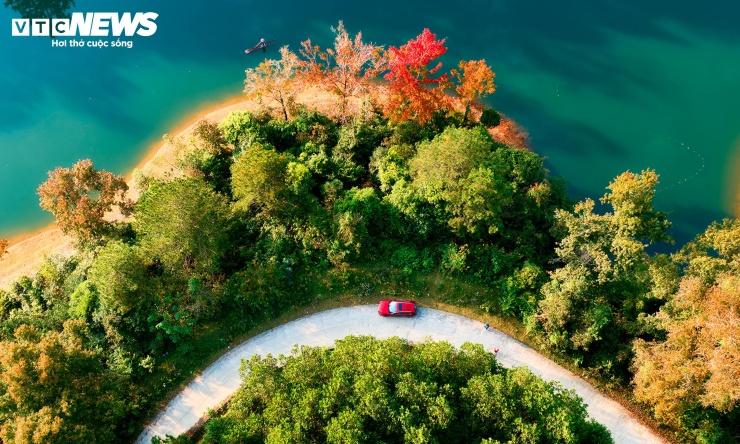 Hồ nhân tạo ở Cao Bằng rực rỡ như trời Âu mùa phong hương thay lá 7 Hồ nhân tạo ở Cao Bằng rực rỡ như trời Âu mùa phong hương thay lá - 6