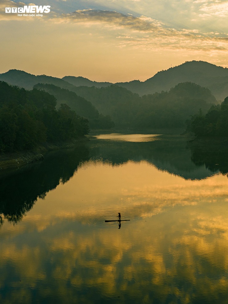 Hồ nhân tạo ở Cao Bằng rực rỡ như trời Âu mùa phong hương thay lá 10 Hồ nhân tạo ở Cao Bằng rực rỡ như trời Âu mùa phong hương thay lá - 9