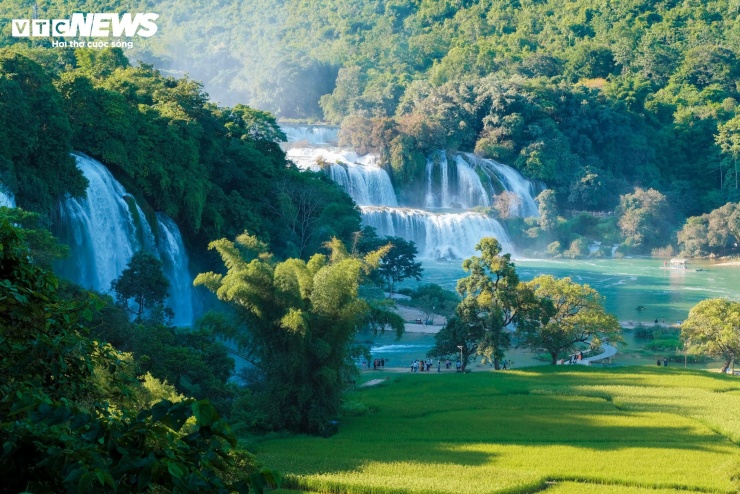 Hồ nhân tạo ở Cao Bằng rực rỡ như trời Âu mùa phong hương thay lá 12 Hồ nhân tạo ở Cao Bằng rực rỡ như trời Âu mùa phong hương thay lá - 11