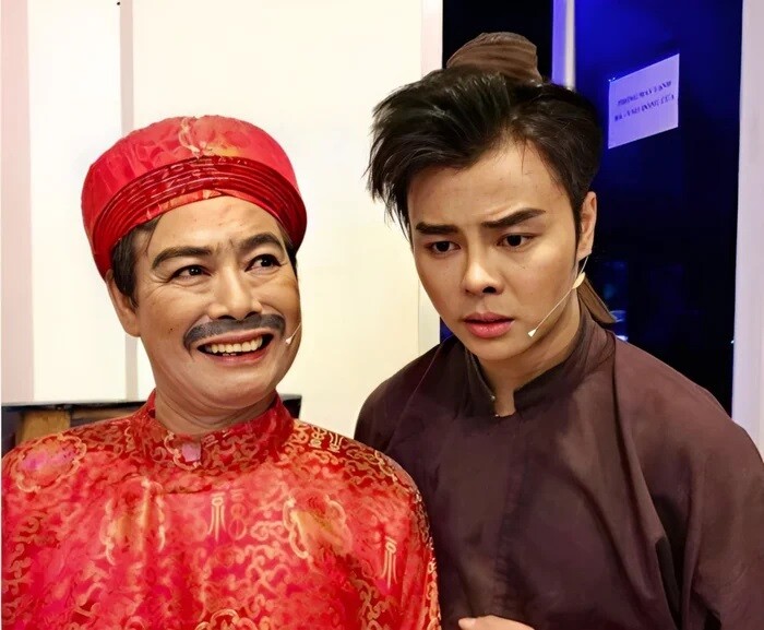 Nam nghệ sĩ cải lương từng cho con ngủ dưới gầm sân khấu, đứa trẻ sau này thành "thần đồng" cao 1m80 3 Với con trai, ông là điểm tựa, là người thầy đầu tiên.