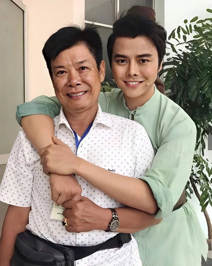 Nam nghệ sĩ cải lương từng cho con ngủ dưới gầm sân khấu, đứa trẻ sau này thành "thần đồng" cao 1m80 5 Là đứa con trai duy nhất của gia đình, Võ Minh Lâm đã quyết viết tiếp ước mơ dang dở của bố mẹ.