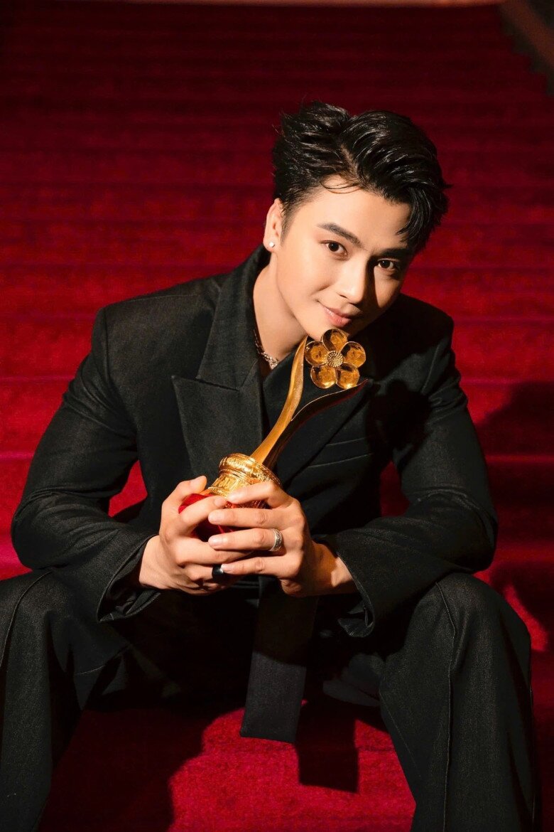 Nam nghệ sĩ cải lương từng cho con ngủ dưới gầm sân khấu, đứa trẻ sau này thành "thần đồng" cao 1m80 7 Võ Minh Lâm giành được nhiều giải thưởng quý giá.