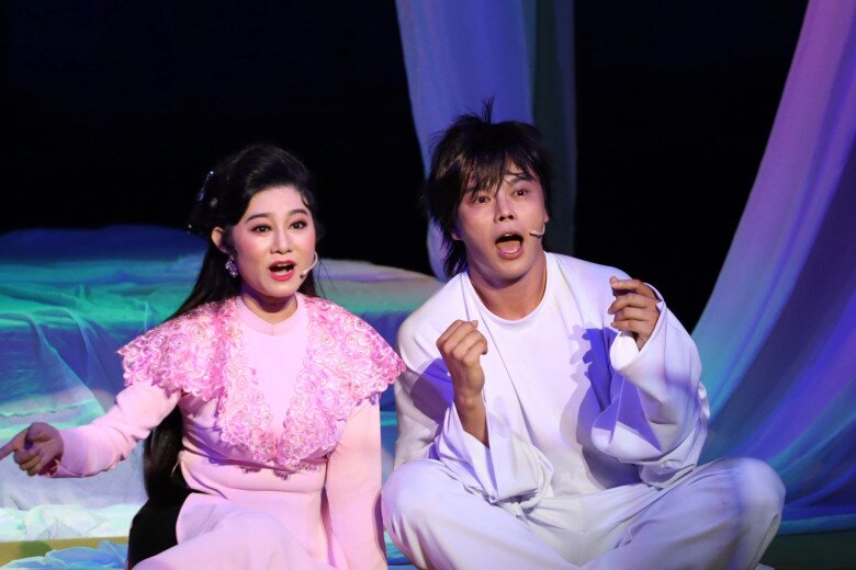 Nam nghệ sĩ cải lương từng cho con ngủ dưới gầm sân khấu, đứa trẻ sau này thành "thần đồng" cao 1m80 8 Nam nghệ sĩ cải lương từng cho con ngủ dưới gầm sân khấu, đứa trẻ sau này thành amp;#34;thần đồngamp;#34; cao 1m80 - 7