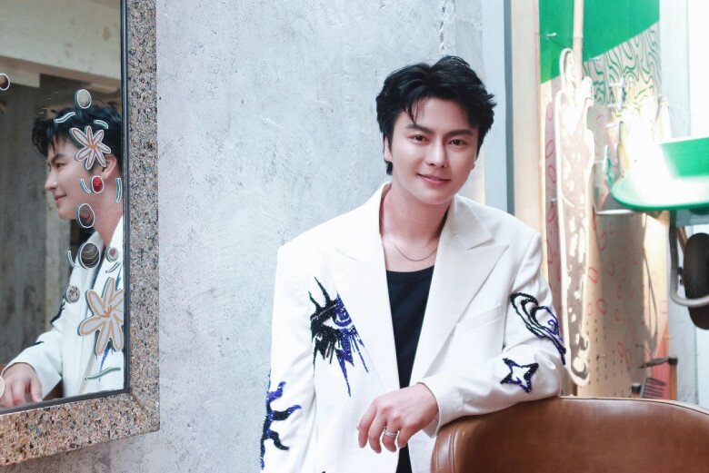 Nam nghệ sĩ cải lương từng cho con ngủ dưới gầm sân khấu, đứa trẻ sau này thành "thần đồng" cao 1m80 9 Anh tiếc nuối khi mình thành công thì cha đã không còn.