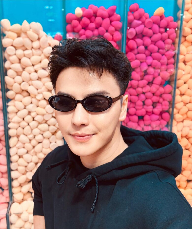 Nam nghệ sĩ cải lương từng cho con ngủ dưới gầm sân khấu, đứa trẻ sau này thành "thần đồng" cao 1m80 11 Nam NSƯT có ngoại hình sáng với chiều cao 1m80.