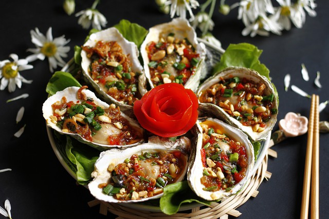 Những món ăn từ hàu siêu thơm ngon bổ dưỡng 3 Sau khi làm sạch hàu, đặt chúng lên vỉ và nướng trên bếp than hoa.