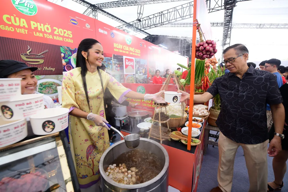 Hoa hậu H'Hen Niê trải nghiệm làm phở phục vụ thực khách tại lễ khai mạc "Ngày của Phở". Ảnh: BTC Ngày của Phở (8).jpg