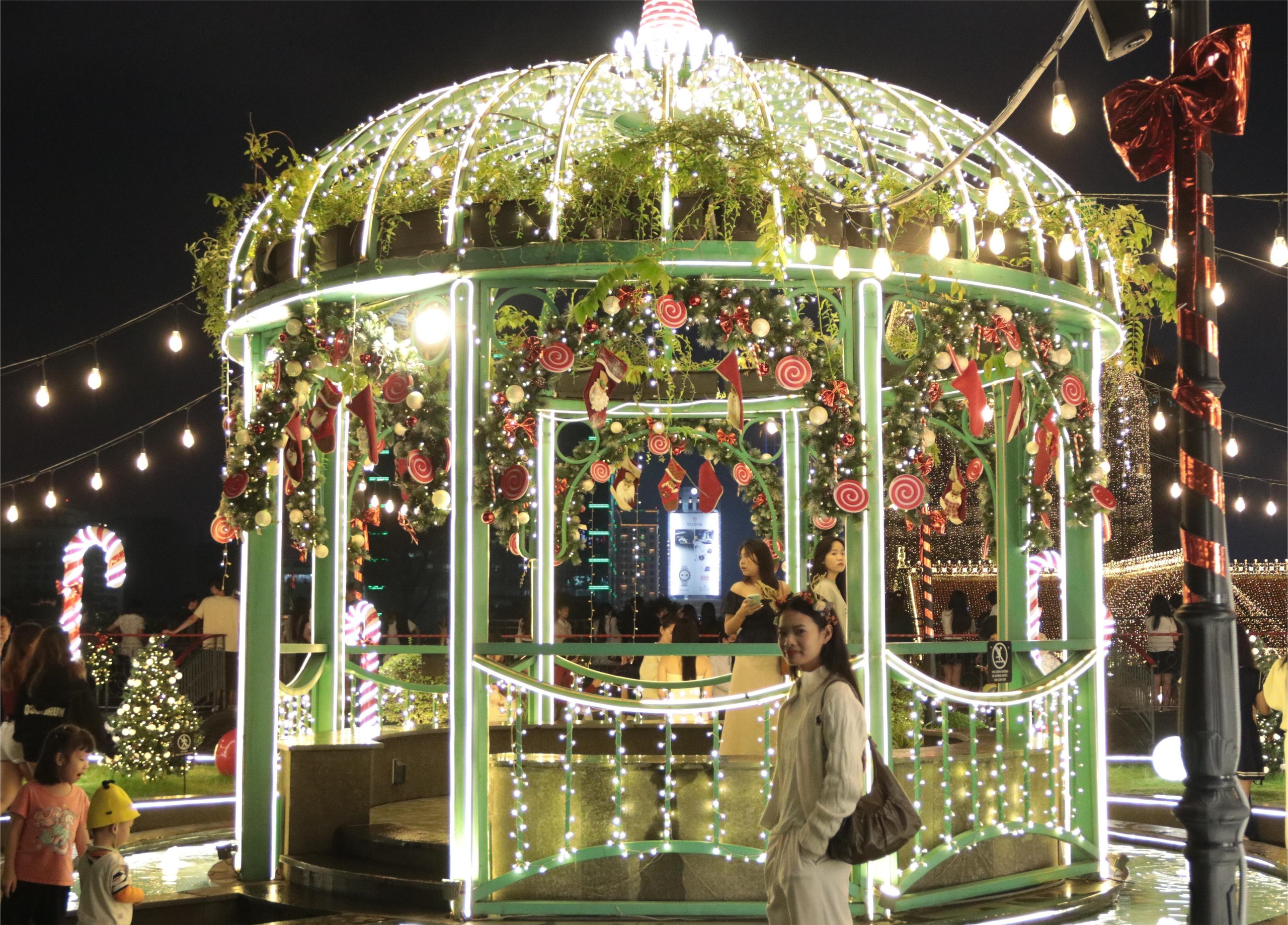 Trang trí Noel lên đèn, giới trẻ TP.HCM lên đồ - Ảnh 4. Trang trí Noel lên đèn, giới trẻ TP.HCM lên đồ - Ảnh 4.