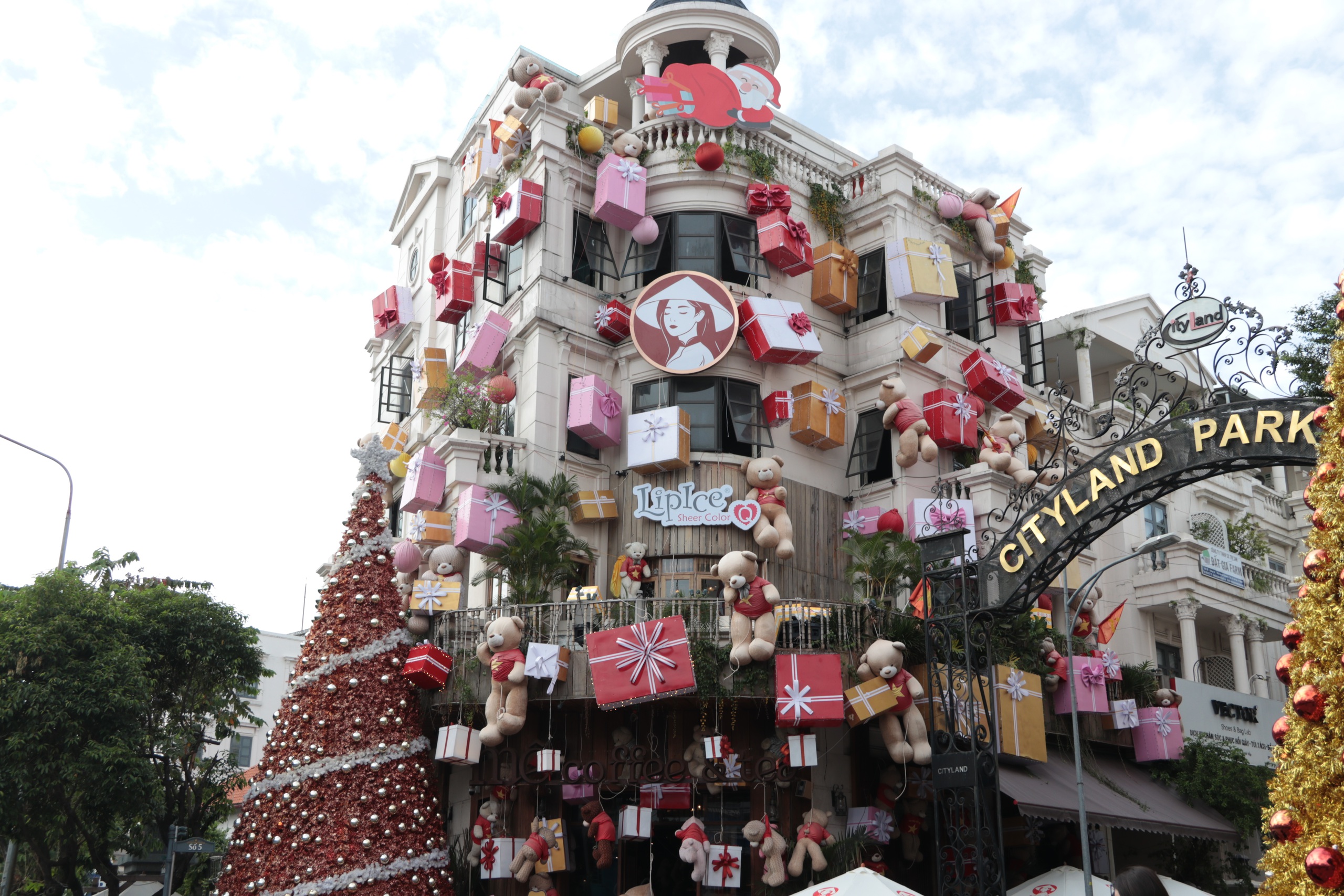 Trang trí Noel lên đèn, giới trẻ TP.HCM lên đồ - Ảnh 6. Trang trí Noel lên đèn, giới trẻ TP.HCM lên đồ - Ảnh 6.