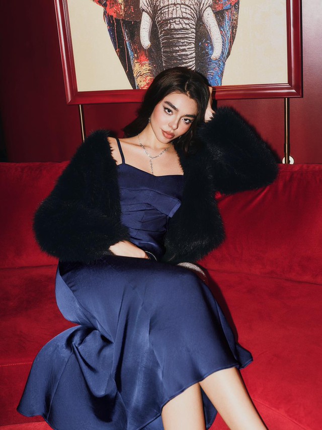 Không chỉ quần jeans xanh, sắc xanh lam, xanh ngọc bích ‘lên ngôi’ mùa xuân 2026 5 Không chỉ quần jeans xanh, xanh lam, xanh ngọc bích ‘lên ngôi’ mùa xuân 2026 - Ảnh 5.