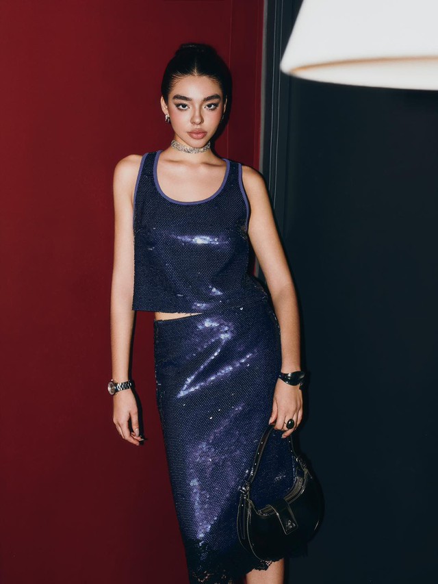 Không chỉ quần jeans xanh, sắc xanh lam, xanh ngọc bích ‘lên ngôi’ mùa xuân 2026 7 Không chỉ quần jeans xanh, xanh lam, xanh ngọc bích ‘lên ngôi’ mùa xuân 2026 - Ảnh 7.