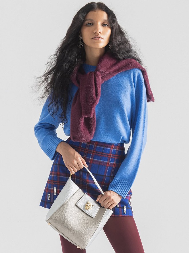 Không chỉ quần jeans xanh, sắc xanh lam, xanh ngọc bích ‘lên ngôi’ mùa xuân 2026 8 Không chỉ quần jeans xanh, xanh lam, xanh ngọc bích ‘lên ngôi’ mùa xuân 2026 - Ảnh 8.