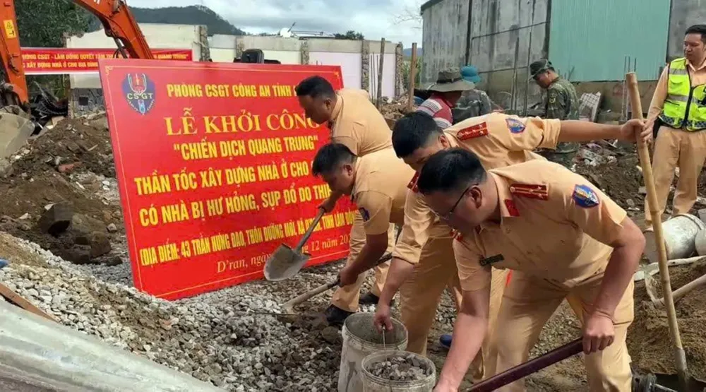 Cán bộ, chiến sĩ Phòng CSGT Công an Lâm Đồng cùng nhau xây dựng ngôi nhà cho bà Đỗ Thị Bích Phượng. chien-dich-Quang-Trung.jpg