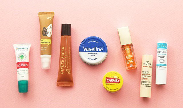 Môi khô không đơn thuần xuất phát từ thiếu ẩm như nhiều người vẫn nghĩ 4 Hãy tạo lớp màng khoá ẩm cho môi bằng các sản phẩm chuyên trị khô môi.