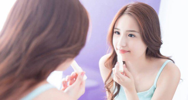 Môi khô không đơn thuần xuất phát từ thiếu ẩm như nhiều người vẫn nghĩ 6 Hãy chọn son môi nhiều dưỡng.