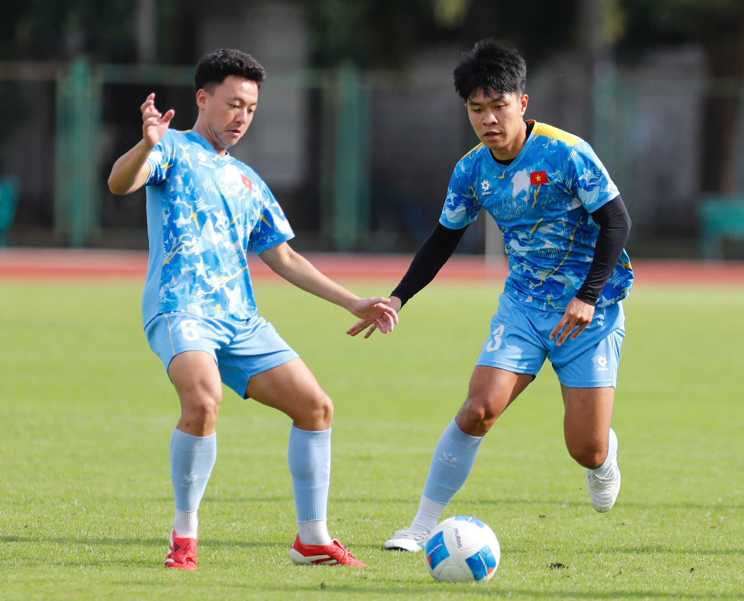 U.23 Việt Nam ‘tự dưng’ được tập sân mới đẹp mê li, sao 1,91 m quyết trắng lưới: Phải thắng Philippines- Ảnh 4. U.23 Việt Nam ‘tự dưng’ được tập sân mới đẹp mê li, sao 1,91 m quyết trắng lưới: Phải thắng Philippines- Ảnh 4.