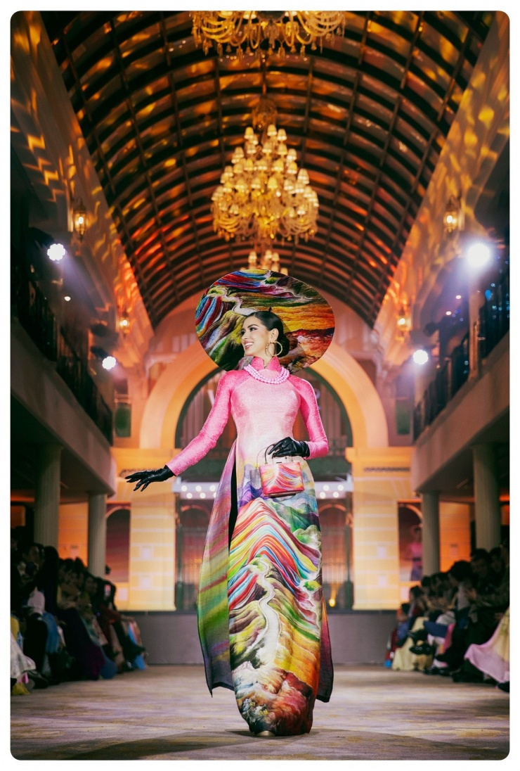 Dàn thí sinh Miss Cosmo 2025 khoe nhan sắc rực rỡ trong tà áo dài Việt Nam 6 Dàn thí sinh Miss Cosmo 2025 khoe nhan sắc rực rỡ trong tà áo dài Việt Nam - 5