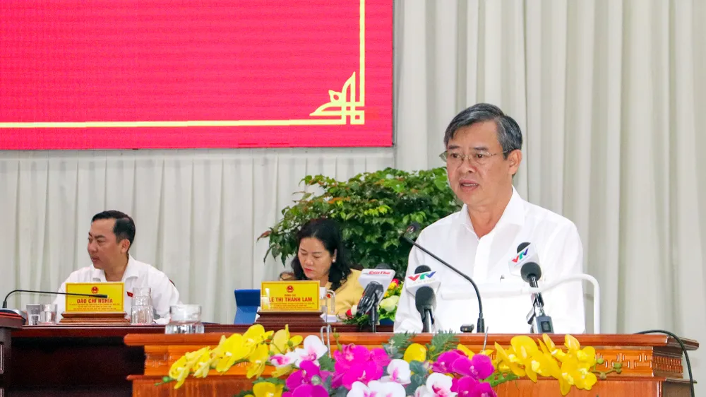 Ông Trương Cảnh Tuyên, Chủ tịch UBND TP Cần Thơ trả lời, làm rõ một số ý kiến, kiến nghị của cử tri thuộc thẩm quyền TP. Ảnh: CHÂU ANH chu-tich-quoc-hoi-tiep-xuc-cu-tri-cuoi-nam-2025-10.jpg