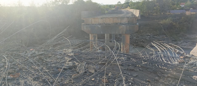 Một nhịp cầu sập hoàn toàn sau đòn không kích của Thái Lan. Ảnh: Khmer Times