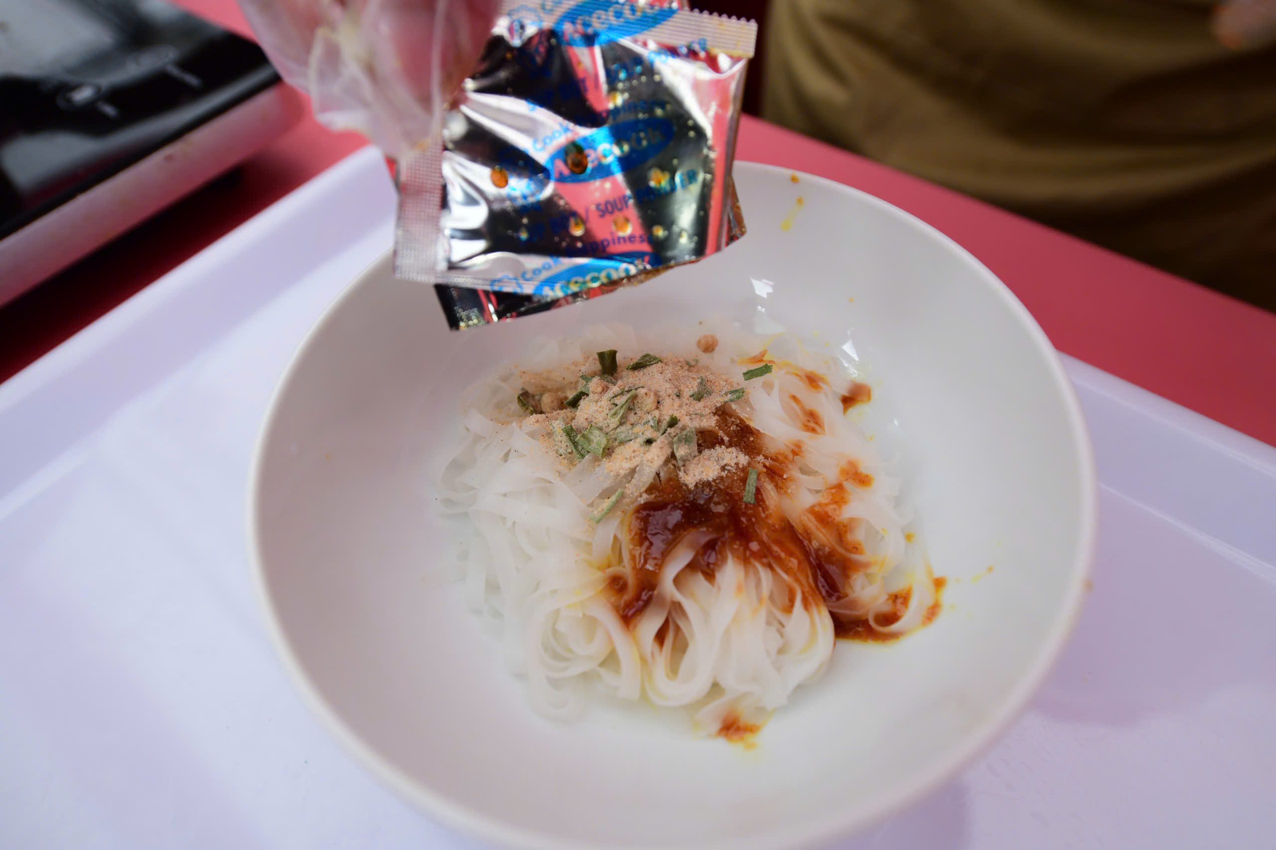 'Phở nay' ăn liền: Nhanh, tiện, nhưng vẫn tròn vị phở 2 'Phở nay' ăn liền: Nhanh, tiện, nhưng vẫn tròn vị phở - Ảnh 2.