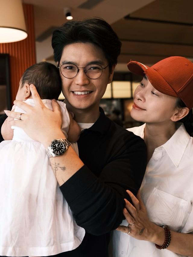 Được chồng chăm sóc sau sinh, "đả nữ màn ảnh Việt" có sắc vóc ra sao? 3 Theo dõi trên trang cá nhân của chồng Ngô Thanh Vân, khán giả sẽ biết những món bổ dưỡng lợi sữa mà không béo được anh dụng tâm nấu cho vợ. Các món ăn Huy Trần nấu cho Ngô Thanh Vân sau sinh đó là: 1. Cá lóc hấp bầu: Món ăn giàu protein và Omega 3, giúp lợi sữa, được Ngô Thanh Vân khen ngon và hấp dẫn. 2. Cháo cá chép nấm mối và bao tử heo hầm tiêu xanh: Cung cấp dinh dưỡng, tạo không khí gia đình ấm cúng. 3. Mâm cơm lợi sữa: Gồm rau ngót, nghệ tươi (giúp sạch sản dịch), đậu hũ giàu đạm, cá bông lau ít xương, tốt cho sức khỏe và tinh thần mẹ. 4. Bữa ăn phong cách Ý: Anh cũng mang nhà hàng Ý về nhà với món salad, gà chanh đút lò, vẹm hấp, creme brulee chanh để chiều vợ thèm đi ăn ngoài.