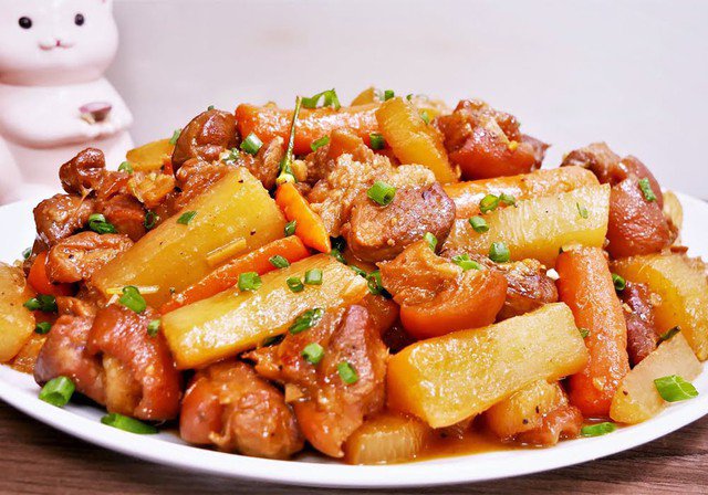 Những món ăn mùa đông thơm ngon bổ dưỡng nhất định phải có trên mâm cơm gia đình 3 Thịt ba chỉ mềm béo, củ cải thấm vị ngọt thanh, nước kho đậm đà, thơm nức mùi tiêu. Ăn cùng cơm trắng đảm bảo ngon tuyệt.