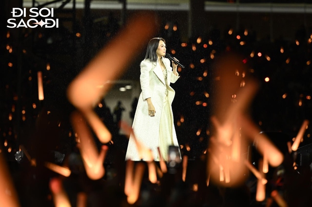 Vừa mở màn concert tại Mỹ Đình, Mỹ Tâm đã phải xin lỗi- Ảnh 11. Vừa mở màn concert tại Mỹ Đình, Mỹ Tâm đã phải xin lỗi- Ảnh 11.