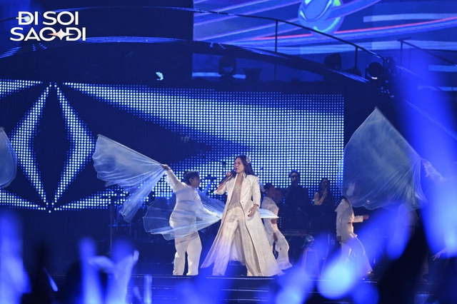 Vừa mở màn concert tại Mỹ Đình, Mỹ Tâm đã phải xin lỗi- Ảnh 12. Vừa mở màn concert tại Mỹ Đình, Mỹ Tâm đã phải xin lỗi- Ảnh 12.