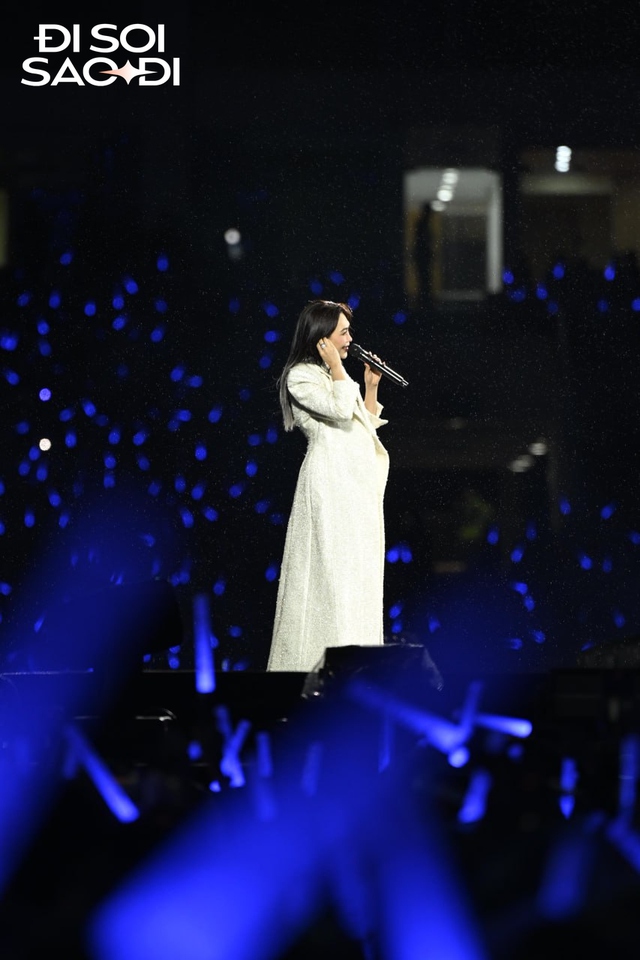 Vừa mở màn concert tại Mỹ Đình, Mỹ Tâm đã phải xin lỗi- Ảnh 13. Vừa mở màn concert tại Mỹ Đình, Mỹ Tâm đã phải xin lỗi- Ảnh 13.