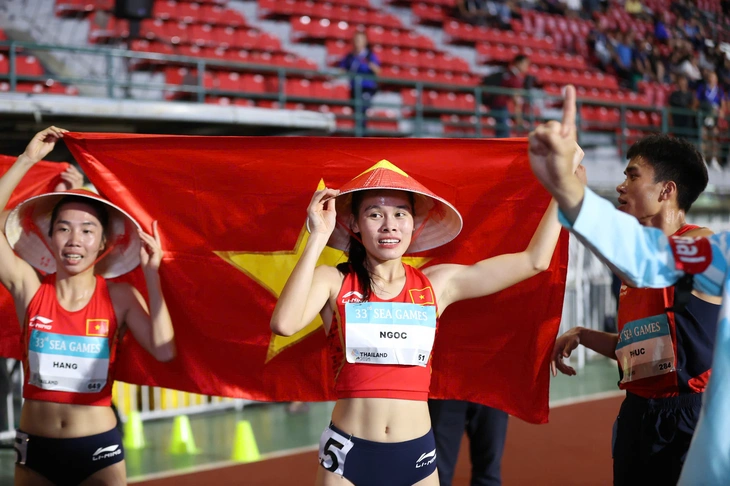 Đội điền kinh tiếp sức Việt Nam xuất sắc ra sao khi đánh bại Thái Lan? 8 điền kinh - Ảnh 8.
