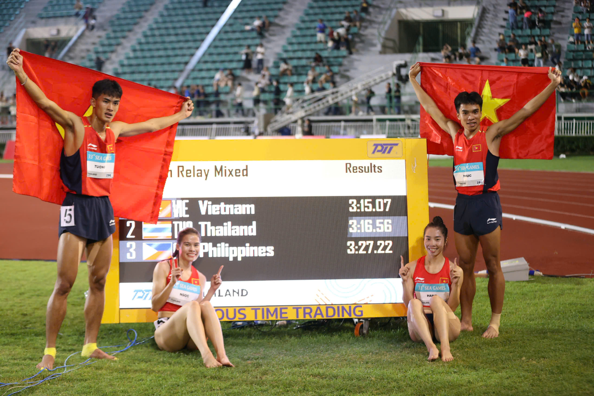 Tạ Ngọc Tưởng, Nguyễn Thị Ngọc, Lê Ngọc Phúc và Nguyễn Thị Hằng mừng kỷ lục SEA Games. Ảnh:  Đức Đồng