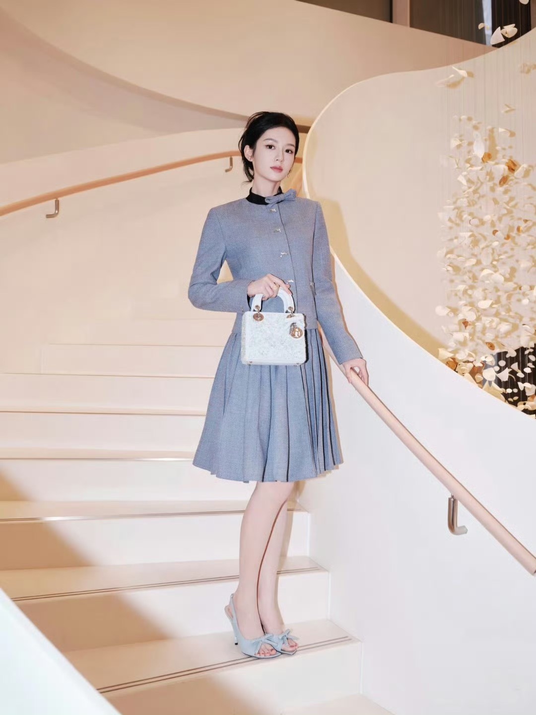 Đại sứ để chân trần giữa thời tiết âm 3 độ C, Dior hưởng lợi- Ảnh 2.