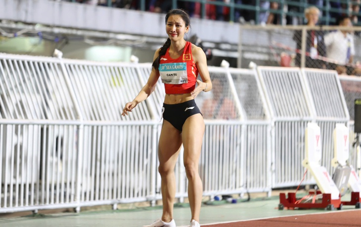 Nữ VĐV trẻ 'nín thở' chờ đợi rồi bật khóc vì tấm huy chương điền kinh quý giá 2 điền kinh - Ảnh 2.