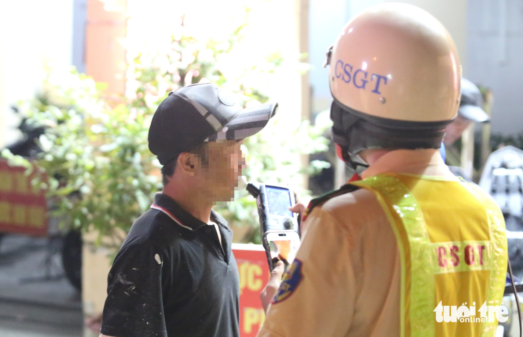 Cuối tuần 'lai rai vài chai', nhiều người vi phạm nồng độ cồn mức kịch trần bị xử lý 2 Cuối tuần 'lai rai vài chai', nhiều người vi phạm nồng độ cồn mức kịch trần bị xử lý - Ảnh 2.