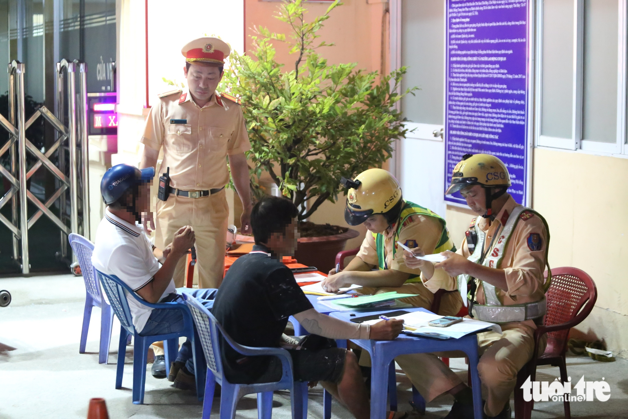 Cuối tuần 'lai rai vài chai', nhiều người vi phạm nồng độ cồn mức kịch trần bị xử lý 6 nồng độ cồn - Ảnh 6.