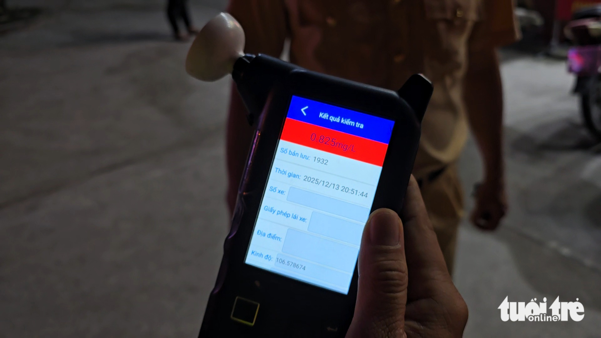 Cuối tuần 'lai rai vài chai', nhiều người vi phạm nồng độ cồn mức kịch trần bị xử lý 7 nồng độ cồn - Ảnh 7.