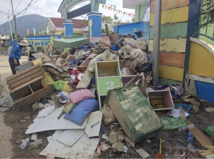 Toàn cảnh thiết bị học tập, sách vở đồ dùng hư hỏng do ngập tại trường Mầm non Diên Điền. Ảnh: Nhà trường cung cấp