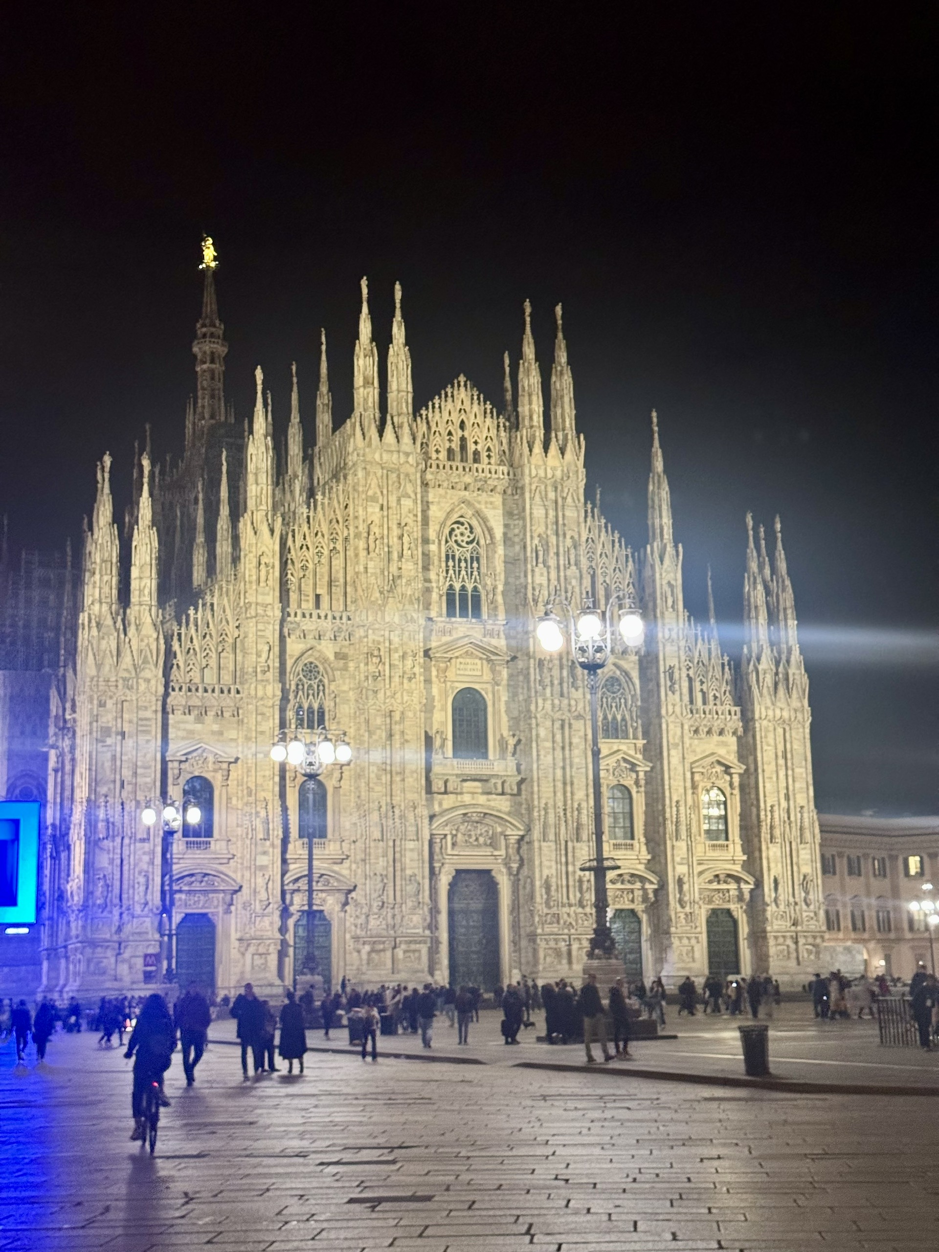 Phận người xa xứ giữa kinh đô tráng lệ 4 Milan: Phận người xa xứ giữa kinh đô tráng lệ - Ảnh 4.