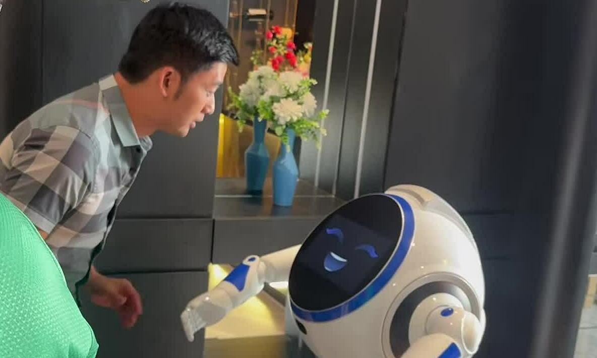Hậu trường robot Nga Vi trong 'Cách em 1 milimet'