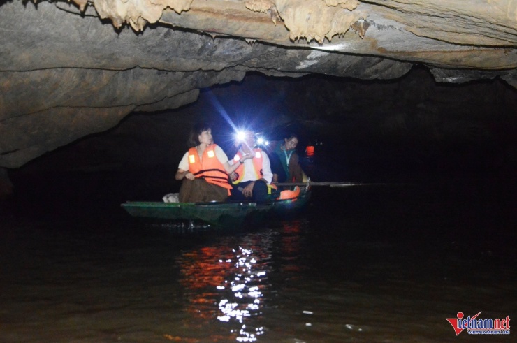Khám phá hang động có nhũ đá hình tượng Phật ngồi thiền ở Ninh Bình 3 Hang Bụt là hang động xuyên thủy (xuyên qua nước) dài 500m, nằm xuyên trong lòng núi Tướng
