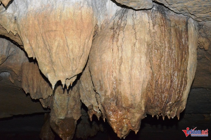 Khám phá hang động có nhũ đá hình tượng Phật ngồi thiền ở Ninh Bình 4 Trong hang Bụt có rất nhiều thạch nhũ hình đào tiên, voi phục...