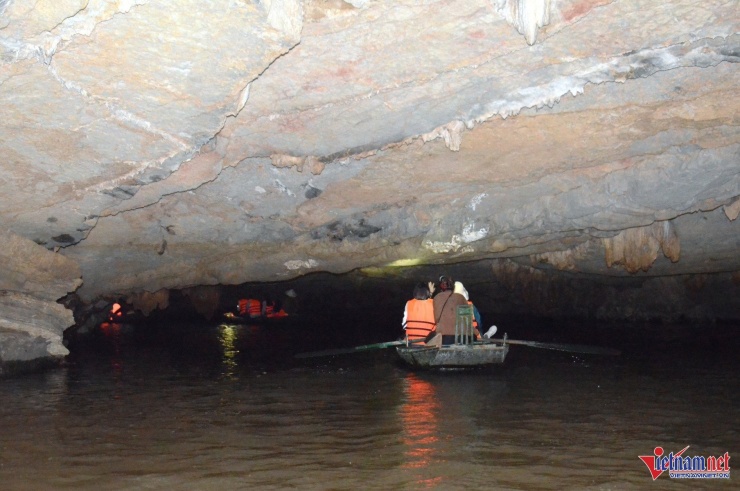 Khám phá hang động có nhũ đá hình tượng Phật ngồi thiền ở Ninh Bình 6 Bên trong hang Bụt có hình dáng như một đường ống hình bán nguyệt bằng đá